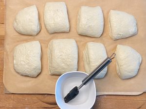 Brötchen vorm Backen bestreichen