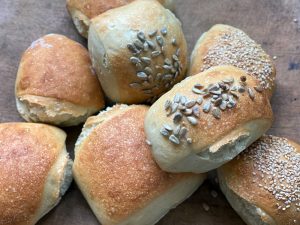 Fertige no knead Brötchen mit und ohne Körner