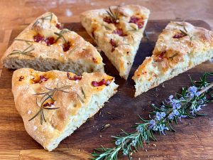 Focaccia Stücke mit getrockneten Tomaten und Rosmarin