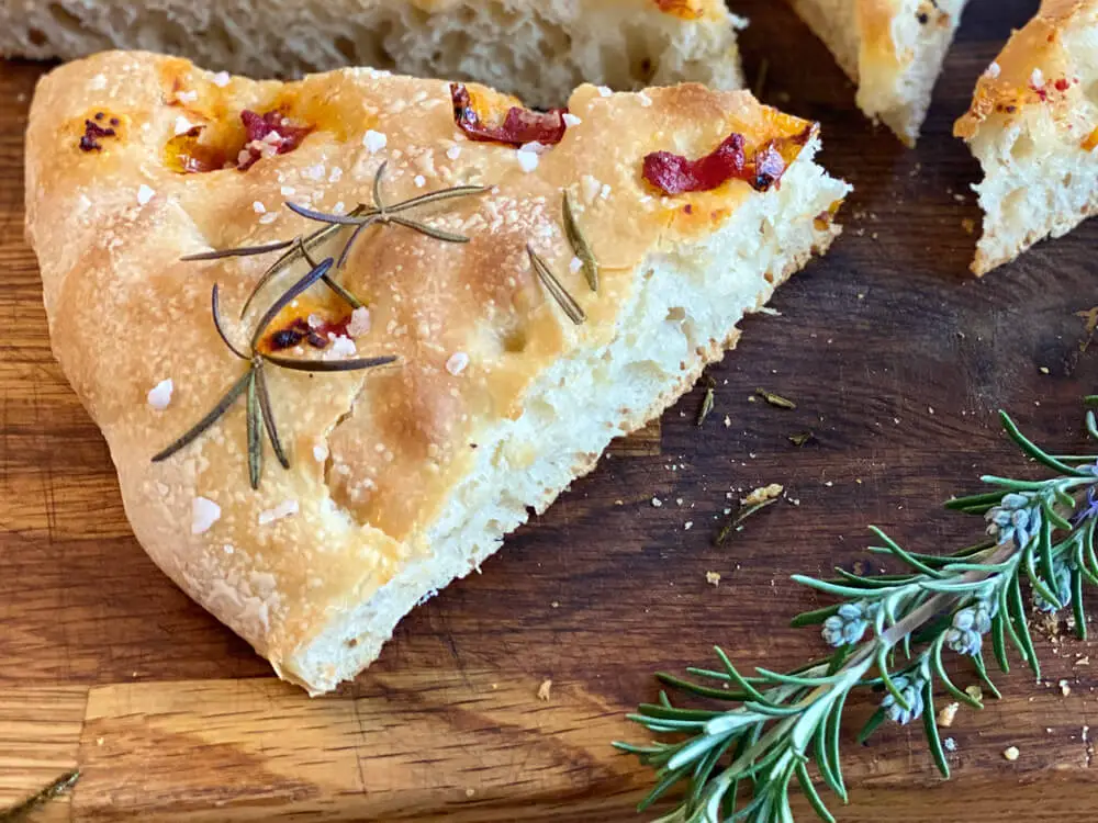 Focaccia Stück mit getrockneten Tomaten und Rosmarin