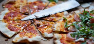 Pizzabrot und Pizza aus einem einfachen, knusprigen, dünnen Teig