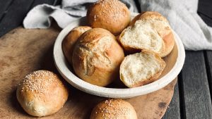 Frische Milchbrötchen im Korb