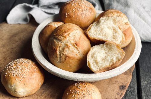 Frische Milchbrötchen im Korb