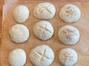 Milchbrötchen direkt vor dem Backen