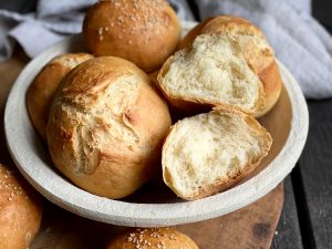 Frische Milchbrötchen im Korb