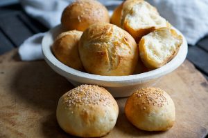 Frische Milchbrötchen im Korb