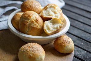 Frische Milchbrötchen im Korb