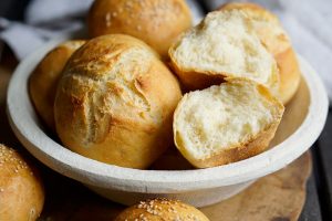 Frische Milchbrötchen im Korb