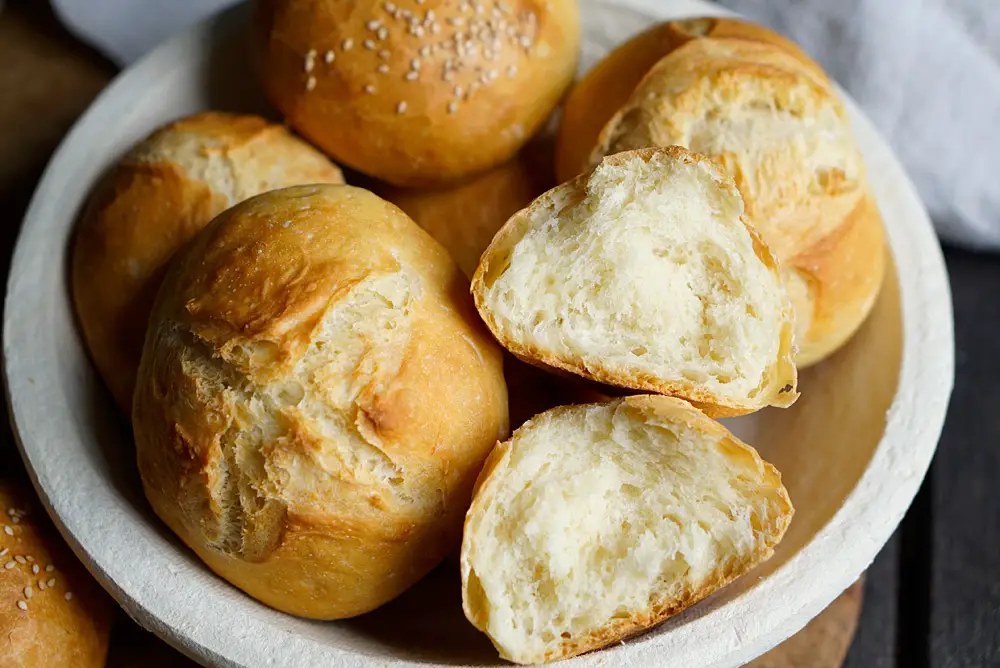 Frische Milchbrötchen im Korb