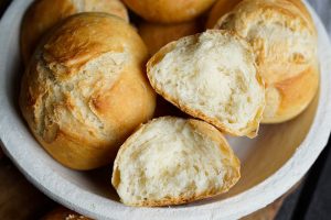 Frische Milchbrötchen im Korb