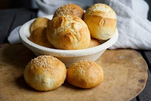 Frische Milchbrötchen im Korb