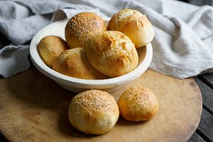 Frische Milchbrötchen im Korb
