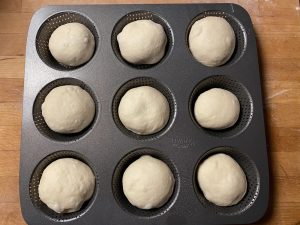 Milchbrötchen für Übernachtruhe in Brötchenbackform