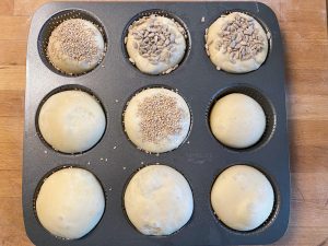 Milchbrötchen nach Übernachtruhe in Brötchenbackform