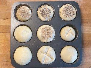 Milchbrötchen nach Übernachtruhe in Brötchenbackform