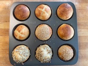 Fertige Milchbrötchen in Brötchenbackform