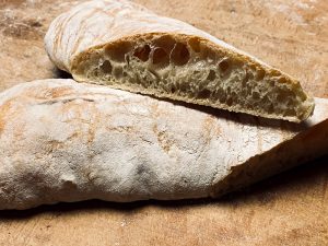 Ciabatta fertig gebacken, im Anschnitt.