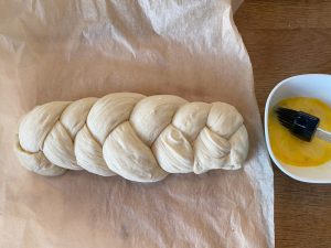 Hefezopf fertig geflochten vor dem Backen.