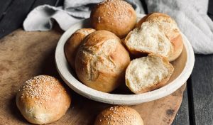 Frische Milchbrötchen im Korb