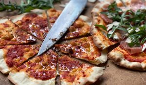 Pizzabrot und Pizza aus einem einfachen, knusprigen, dünnen Teig