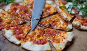 Pizzabrot und Pizza aus einem einfachen, knusprigen, dünnen Teig