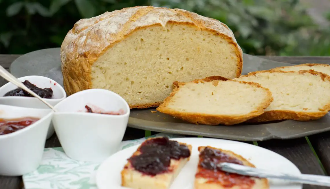Brioche-Brot mit knuspriger Kruste und butterweicher Krume