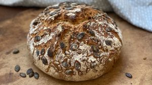 Landbrot mit Körnern, kräftige Kruste, kerniger Geschmack