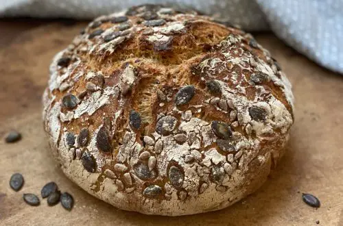 Landbrot mit Körnern, kräftige Kruste, kerniger Geschmack