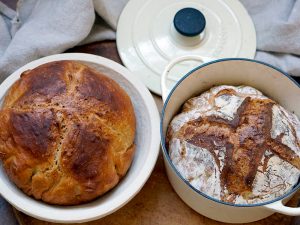 Landbrote im Vergleich: unterschiedliche Backmethoden frei und im Topf gebacken