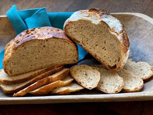 Landbrote im Vergleich: unterschiedliche Backmethoden frei und im Topf gebacken