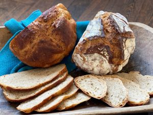 Landbrote im Vergleich: unterschiedliche Backmethoden frei und im Topf gebacken