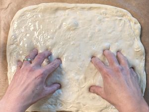 Fladenbrot mit Fingern eindrücken