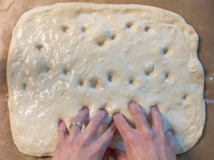 Fladenbrot mit Fingern eindrücken