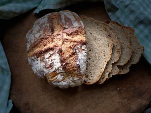 Landbrot fertig gebacken, aufgeschnitten, tolle Kruste