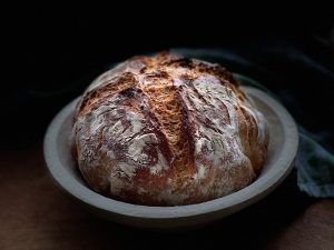 Landbrot fertig gebacken, tolle Kruste im Gärkörbchen