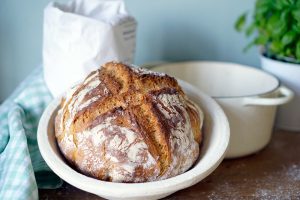 Landbrot fertig gebacken im Gärkörbchen