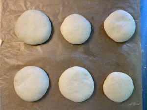 Burger Buns vor dem Backen