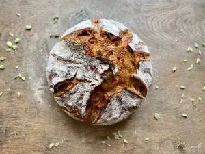 Knuspriges, saftiges, dunkles Dinkelbrot, nach einer Woche Lagerung im Kühlschrank mit dem Kühlschrankteig gebacken