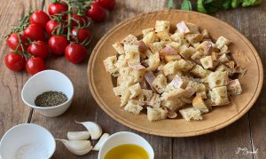 Zutaten Panzanella: Brot, Tomaten, Knoblauch, Salz, getrocknete Kräuter, Olivenöl, Basilikum