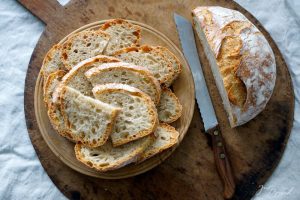 Helles Dinkelbrot mit krusiger Kruste, ganz weicher Krume und mildem Aroma