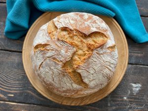 Helles Dinkelbrot mit krusiger Kruste, ganz weicher Krume und mildem Aroma