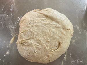 Dinkelfladenbrot Teig falten