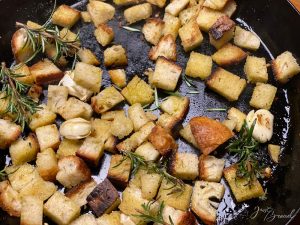 Panzanella, Brotwürfel rösten