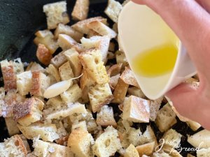 Panzanella, Brotwürfel rösten