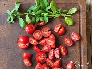 Tomaten würfeln, während die Brotwürfel abkühlen