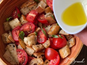 Noch einen extra Schuss Olivenöl über den Panzanella