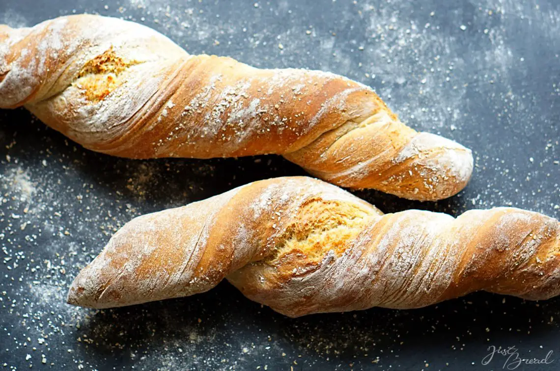 Rustikales Dinkel-Wurzelbrot mit knuspriger Kruste und aromatischer Krume.