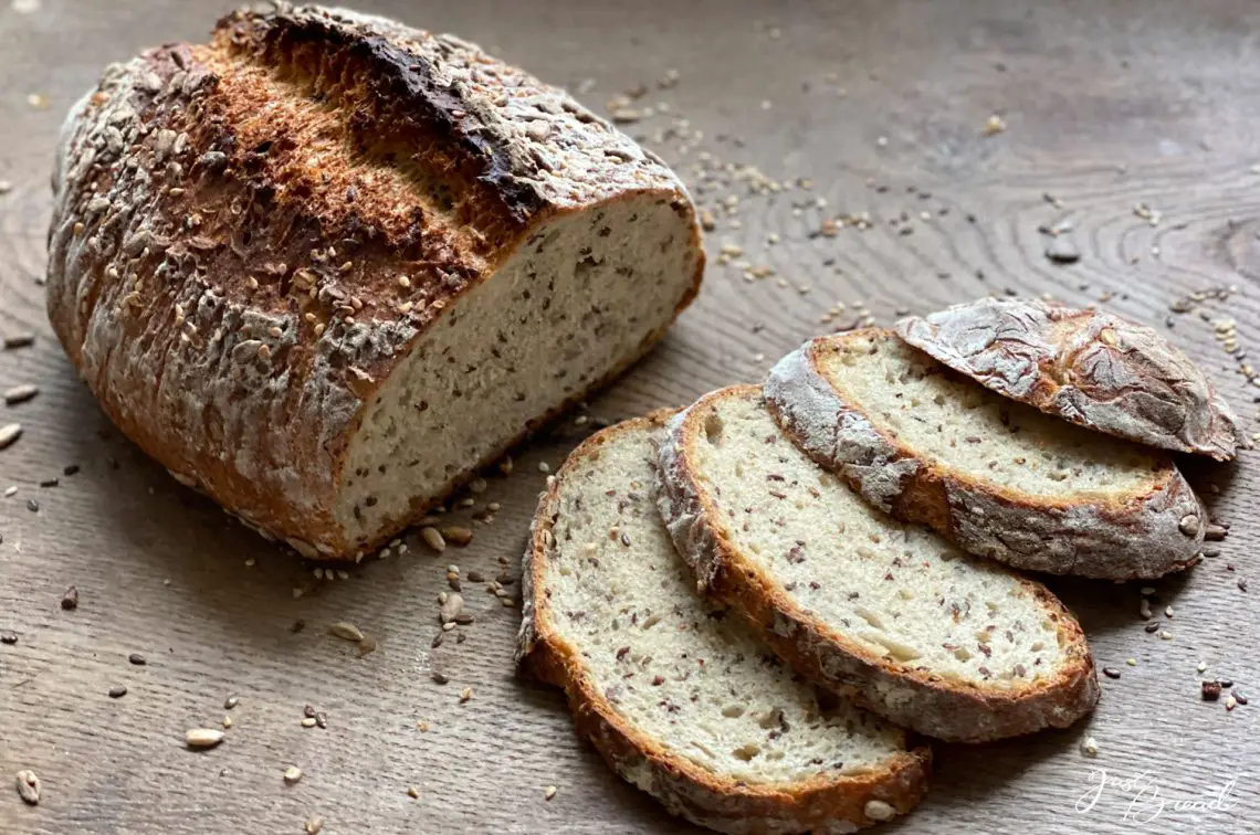 Körniges Dinkelbrot mit knuspriger Kruste und körniger Krume