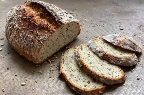 Körniges Dinkelbrot mit knuspriger Kruste und körniger Krume