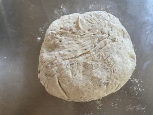 Teig falten und formen für das Dinkel-Körnerbrot